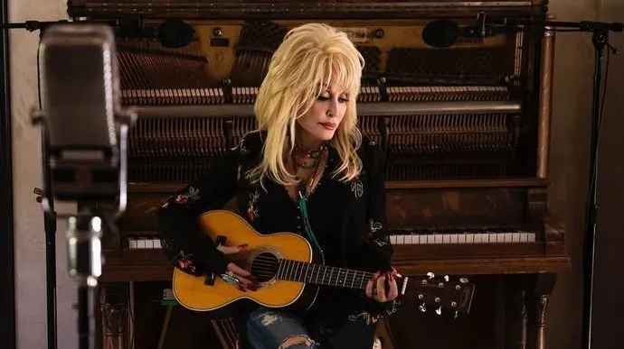 Dolly Parton: A trajetória da rainha do country que conquistou o mundo